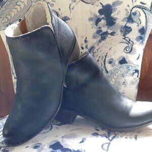 LUCKY BRAND LEATHER BOOTIES WI/ FAUX FUR LINING & SIDE ZIP ENTRY IN NAVY  7.5